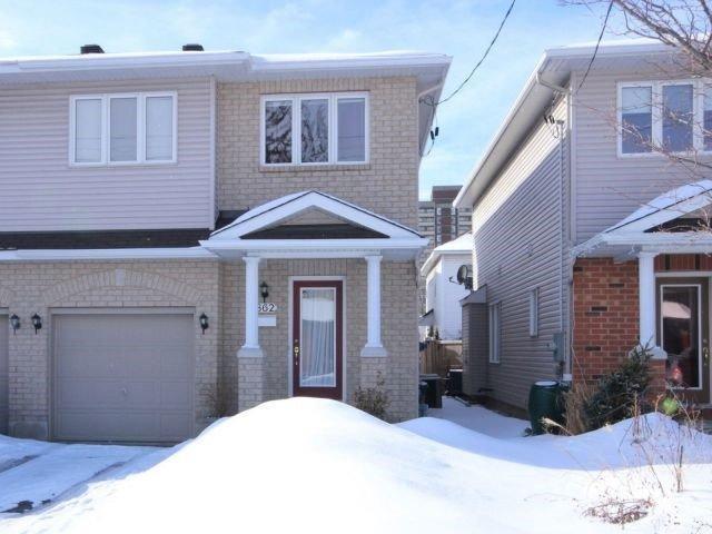 862 Pinewood Cres, House semidetached with 3 bedrooms, 3 bathrooms and 2 parking in Ottawa ON | Image 1