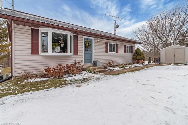 3657 Round Lake Road, House detached with 3 bedrooms, 2 bathrooms and 3 parking in South Frontenac ON | Image 3
