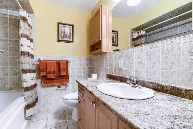 7054 Darcel Ave, House semidetached with 3 bedrooms, 2 bathrooms and 4 parking in Mississauga ON | Image 18