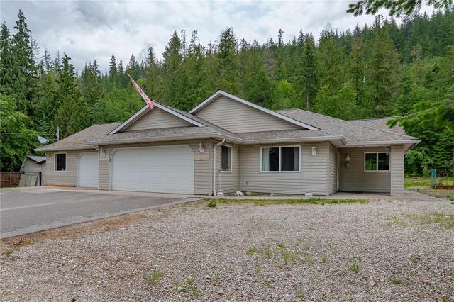 9038 Hummingbird Drive, House detached with 3 bedrooms, 3 bathrooms and 16 parking in Columbia Shuswap E BC | Image 8