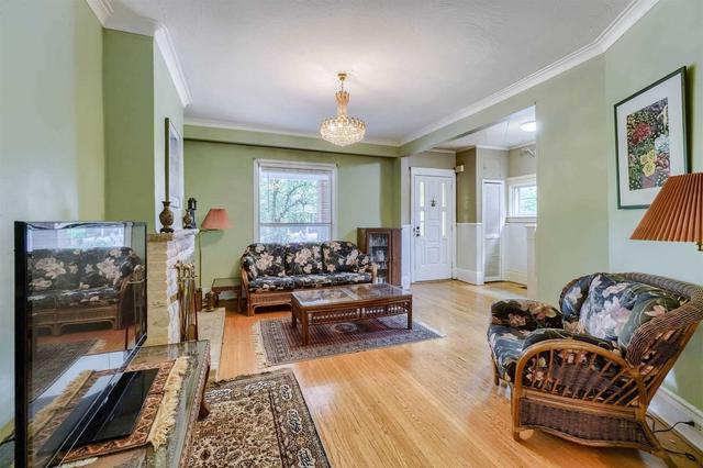 81 Wembley Dr, House semidetached with 3 bedrooms, 2 bathrooms and 1 parking in Toronto ON | Image 2