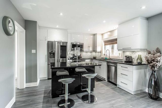 17 Gotham Crt, House semidetached with 3 bedrooms, 3 bathrooms and 7 parking in Toronto ON | Image 2