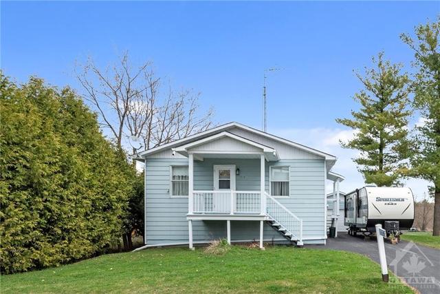 1735 Landry Street, House detached with 4 bedrooms, 2 bathrooms and 4 parking in Clarence Rockland ON | Image 2