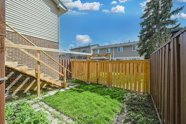 66 Carisbrook Crt, Townhouse with 3 bedrooms, 2 bathrooms and 2 parking in Brampton ON | Image 35
