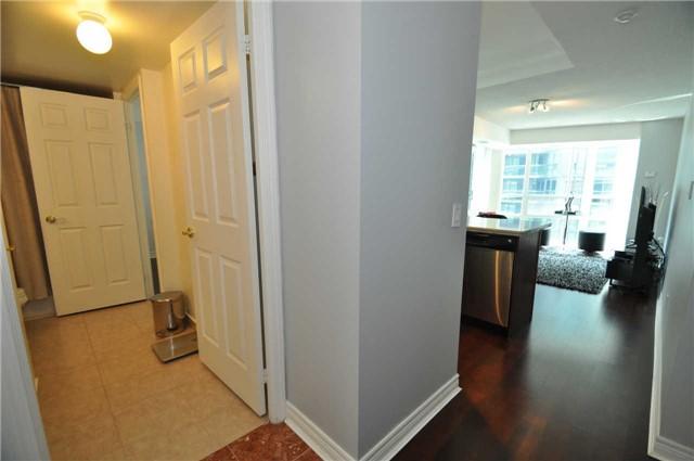 1001 - 30 Grand Trunk Cres, Condo with 1 bedrooms, 1 bathrooms and null parking in Toronto ON | Image 2