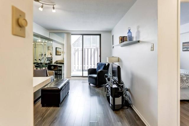 212 - 105 Mccaul St, Condo with 1 bedrooms, 1 bathrooms and 0 parking in Toronto ON | Image 2