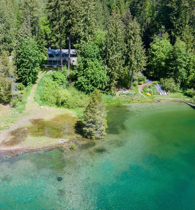 7484 Highway 3a, House detached with 4 bedrooms, 3 bathrooms and null parking in Central Kootenay E BC | Image 12