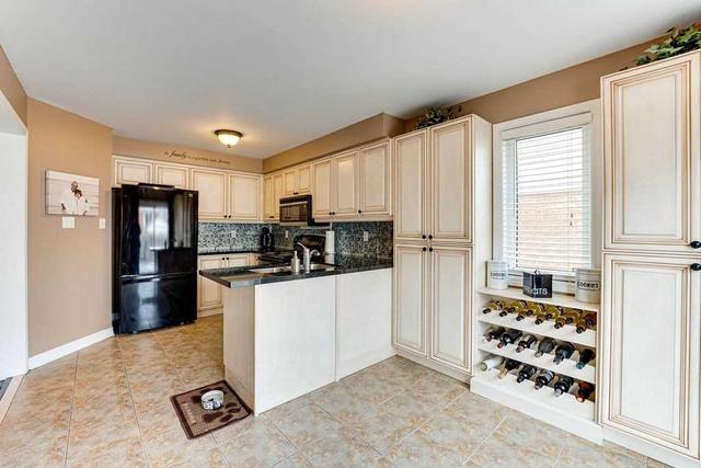 31 Succession Cres, House attached with 3 bedrooms, 4 bathrooms and 3 parking in Barrie ON | Image 6