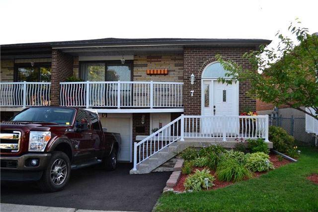 7 Ashford Crt, House semidetached with 3 bedrooms, 2 bathrooms and 2 parking in Brampton ON | Image 2