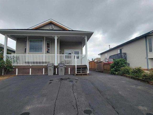 9040 - 63 Ave, House detached with 4 bedrooms, 2 bathrooms and 4 parking in Grande Prairie AB | Image 2