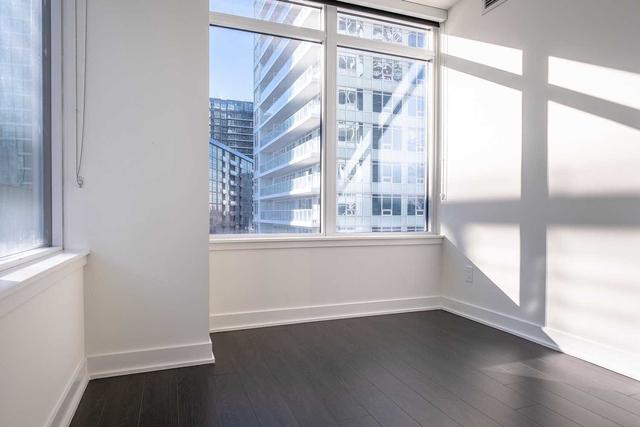 1002 - 17 Bathurst St, Condo with 2 bedrooms, 2 bathrooms and 0 parking in Toronto ON | Image 3