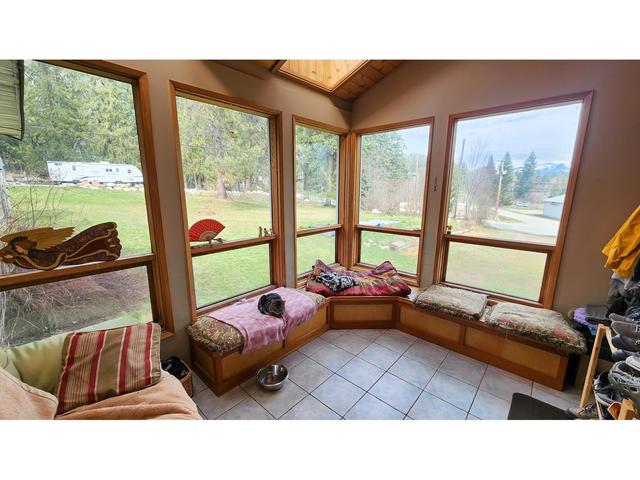 325 Beggs Road, House detached with 4 bedrooms, 2 bathrooms and null parking in Central Kootenay E BC | Image 5