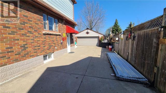 upper - 5367 Kitchener Street, House detached with 1 bedrooms, 1 bathrooms and 1 parking in Niagara Falls ON | Image 2