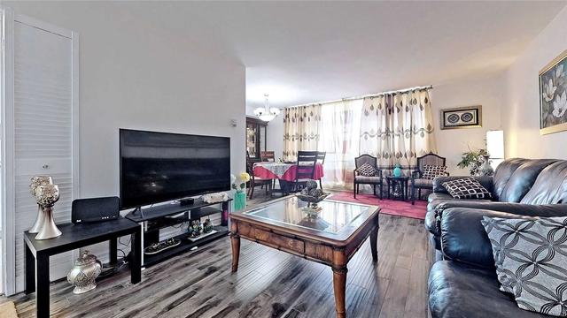 2209 - 5 Massey Sq, Condo with 3 bedrooms, 2 bathrooms and 1 parking in Toronto ON | Image 2