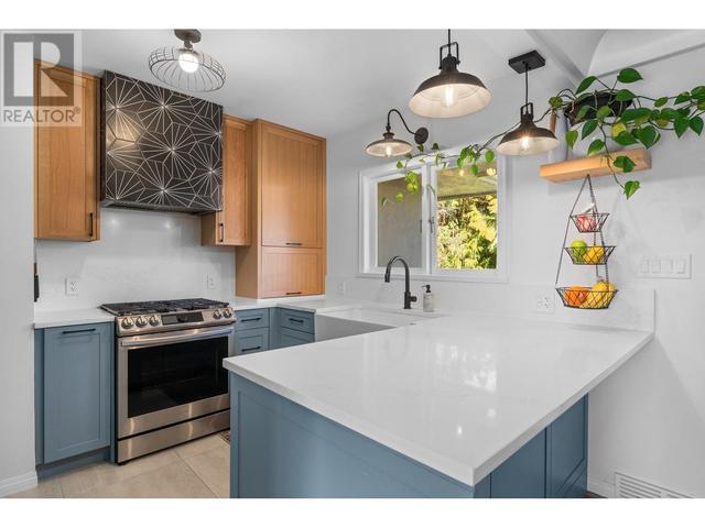 3380 Edgemont Boulevard, House detached with 4 bedrooms, 2 bathrooms and 3 parking in North Vancouver BC | Image 10