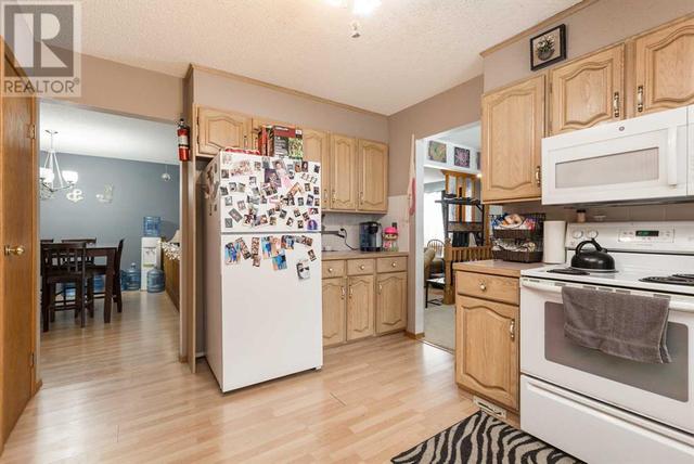 518 12 Street S, House semidetached with 4 bedrooms, 2 bathrooms and 4 parking in Lethbridge AB | Image 8