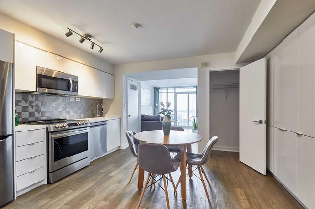 1808 - 15 Iceboat Terr, Condo with 1 bedrooms, 1 bathrooms and 1 parking in Toronto ON | Image 25