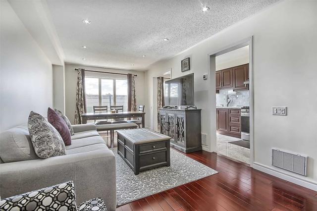 35h View Green Cres, House attached with 3 bedrooms, 4 bathrooms and 4 parking in Toronto ON | Image 3