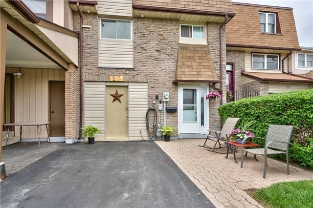 27 Fanshawe Dr, House attached with 3 bedrooms, 2 bathrooms and 4 parking in Brampton ON | Image 2
