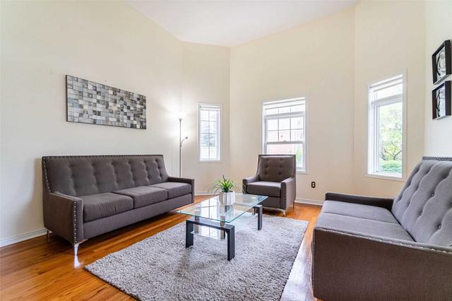2 Brisbane Crt, Townhouse with 2 bedrooms, 2 bathrooms and 2 parking in Brampton ON | Image 4