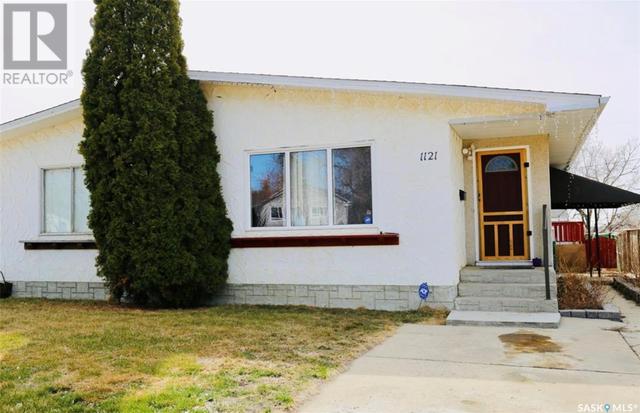 1121 Hochelaga Street W, House semidetached with 3 bedrooms, 2 bathrooms and null parking in Moose Jaw SK | Image 2