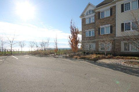 203 - 395 Lakebreeze Dr, Condo with 1 bedrooms, 1 bathrooms and 1 parking in Clarington ON | Image 2