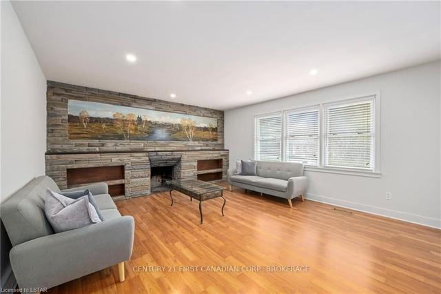 1466 Oakdale St, House detached with 2 bedrooms, 2 bathrooms and 4 parking in London ON | Image 3