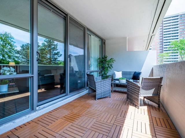 210 - 260 Scarlett Rd, Condo with 3 bedrooms, 2 bathrooms and 1 parking in Toronto ON | Image 7