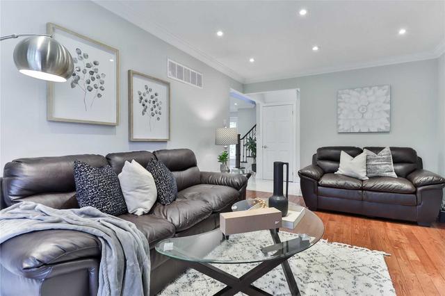 7 Coulton Crt, House detached with 4 bedrooms, 4 bathrooms and 4 parking in Whitby ON | Image 2