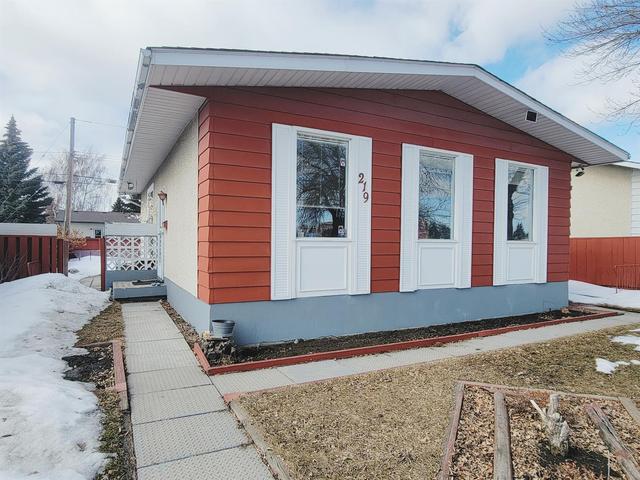 219 52 Street Ne, House detached with 4 bedrooms, 2 bathrooms and 2 parking in Calgary AB | Image 1