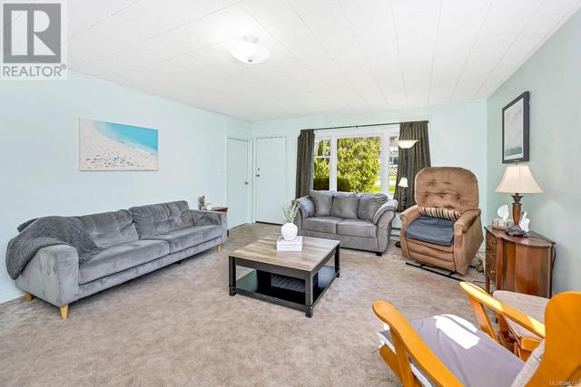 3820 Epsom Dr, House detached with 4 bedrooms, 1 bathrooms and 3 parking in Saanich BC | Image 6
