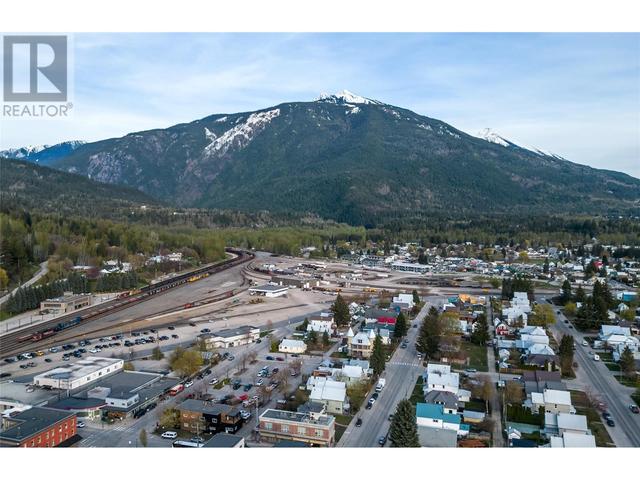 301 First Street E, House detached with 2 bedrooms, 1 bathrooms and 2 parking in Revelstoke BC | Image 13