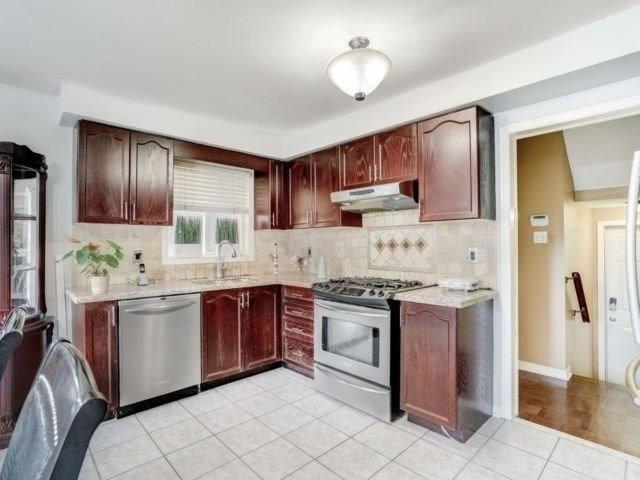 18 Grape Tr, House detached with 4 bedrooms, 4 bathrooms and 2 parking in Brampton ON | Image 6