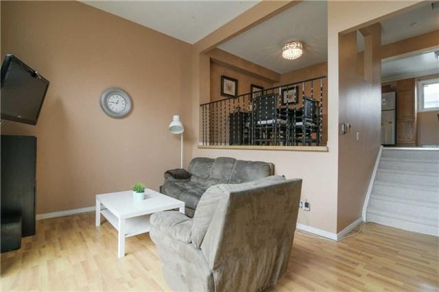 19 Mccallum Crt, Townhouse with 3 bedrooms, 2 bathrooms and 2 parking in Brampton ON | Image 3