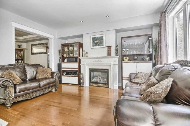 124 Westbury Crt, House attached with 3 bedrooms, 4 bathrooms and 2 parking in Richmond Hill ON | Image 3