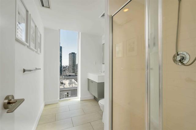 2103 - 126 Simcoe St, Condo with 2 bedrooms, 2 bathrooms and 1 parking in Toronto ON | Image 9