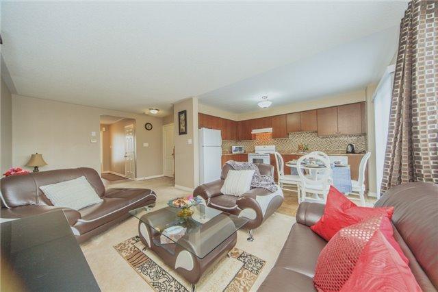1394 Glaspell Cres, House attached with 3 bedrooms, 3 bathrooms and 2 parking in Oshawa ON | Image 2