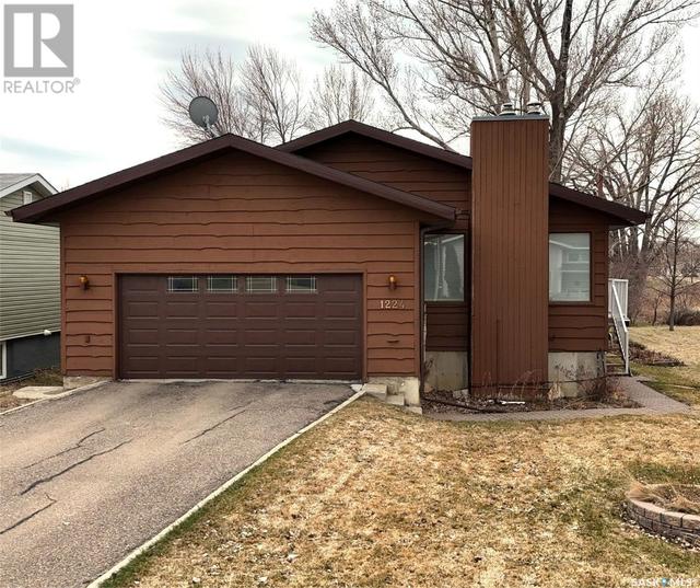 1224 Walker Street, House detached with 5 bedrooms, 3 bathrooms and null parking in Swift Current SK | Image 2