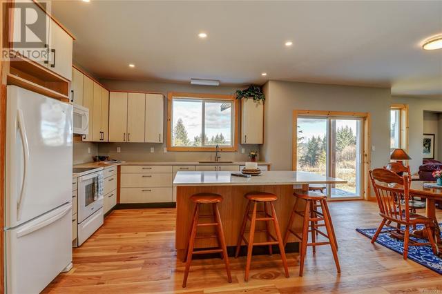 850 Lanqvist Rd, House detached with 3 bedrooms, 2 bathrooms and 6 parking in Mount Waddington C BC | Image 5