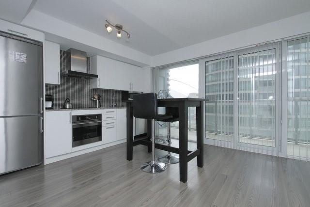 807 - 352 Front St W, Condo with 2 bedrooms, 2 bathrooms and 1 parking in Toronto ON | Image 5