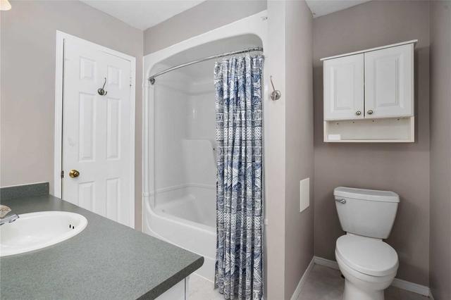 14 Moir Cres, House detached with 3 bedrooms, 2 bathrooms and 3 parking in Barrie ON | Image 2