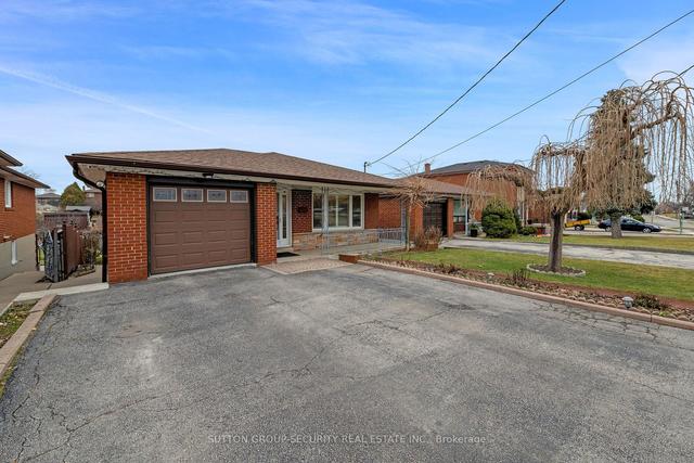 279 Maple Leaf Dr, House detached with 3 bedrooms, 3 bathrooms and 5 parking in Toronto ON | Image 1