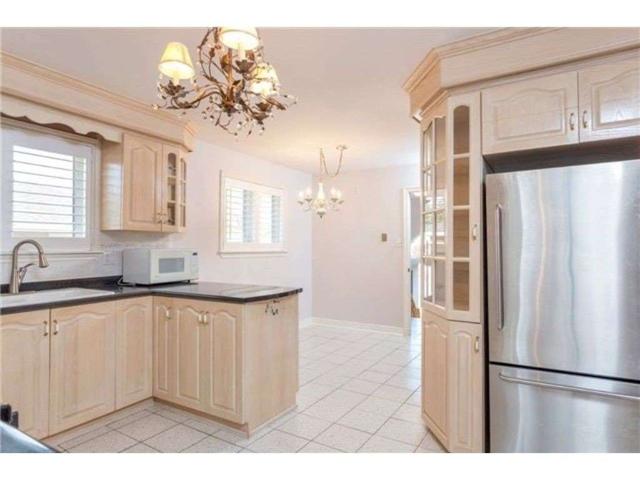 2421 Whaley Dr, House semidetached with 3 bedrooms, 2 bathrooms and 3 parking in Mississauga ON | Image 14