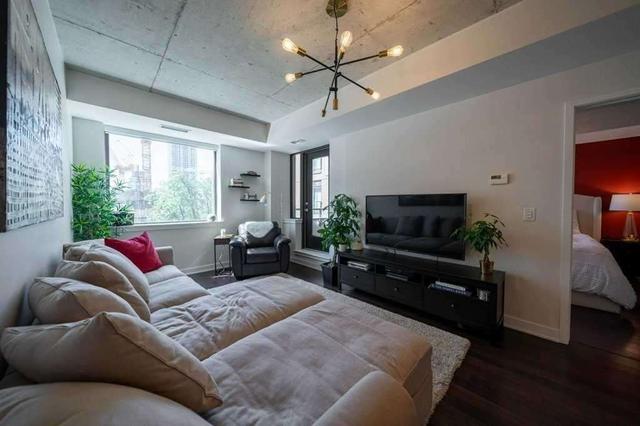 506 - 400 Wellington St W, Condo with 2 bedrooms, 2 bathrooms and 1 parking in Toronto ON | Image 6