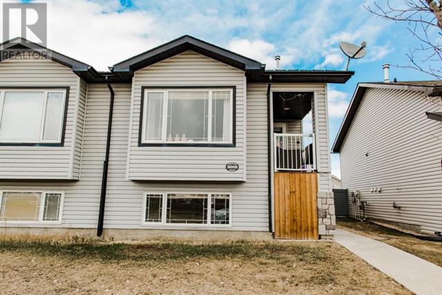 9009 Lakeland Drive, House semidetached with 4 bedrooms, 2 bathrooms and 2 parking in Grande Prairie AB | Image 2