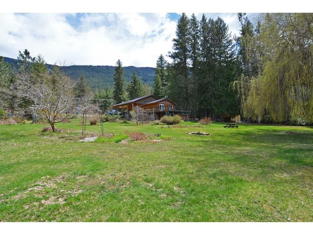 8481 Highway 6, House detached with 5 bedrooms, 2 bathrooms and null parking in Central Kootenay H BC | Image 2