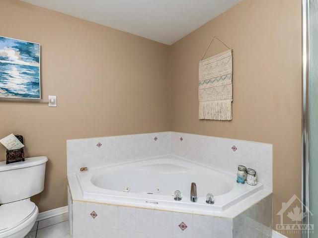 118 Castle Glen Crescent, Home with 3 bedrooms, 2 bathrooms and 6 parking in Ottawa ON | Image 16