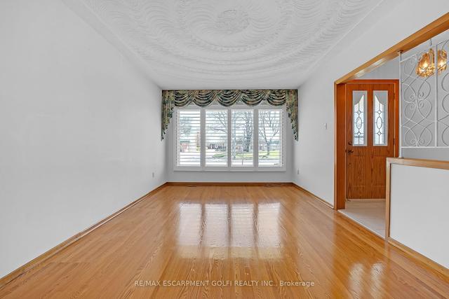 546 West 5th St, House detached with 3 bedrooms, 2 bathrooms and 5 parking in Hamilton ON | Image 3