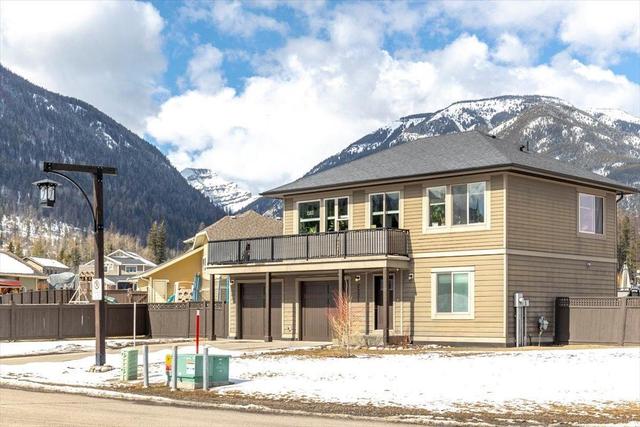 2221 Black Hawk Drive, House detached with 3 bedrooms, 2 bathrooms and 4 parking in Sparwood BC | Image 1