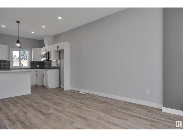 6910 132 Av Nw, House semidetached with 3 bedrooms, 2 bathrooms and null parking in Edmonton AB | Image 9
